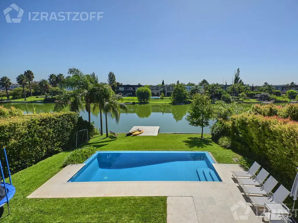 Venta Casa 15 años 3 dormitorios, 359m2, 2 cocheras, Santa Bárbara 100