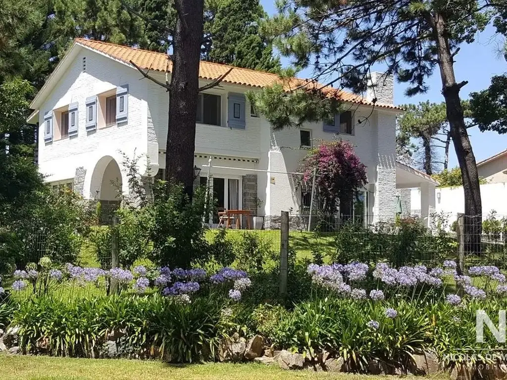 Excelente casa de dos plantas reciclada en zona comercial!