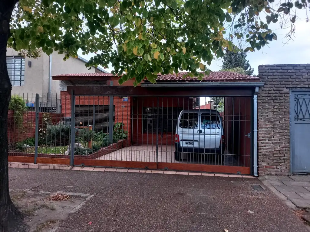 "LINDO CHALET CON DEPARTAMENTO EN EXCELENTE UBICACION"