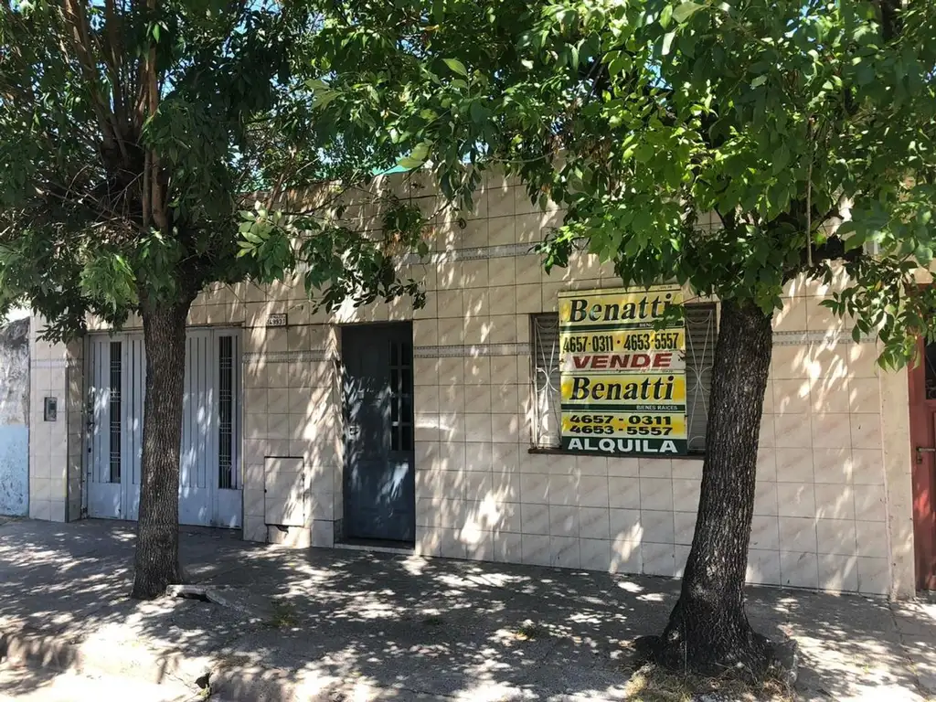 Casa 3 ambientes en lote propio con garage.