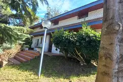 CASA 3 AMBIENTES - CON GRAN PARQUE - PILETA 