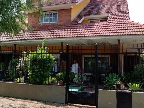 Chalet en dos plantas a mts. Av. Republica argentina