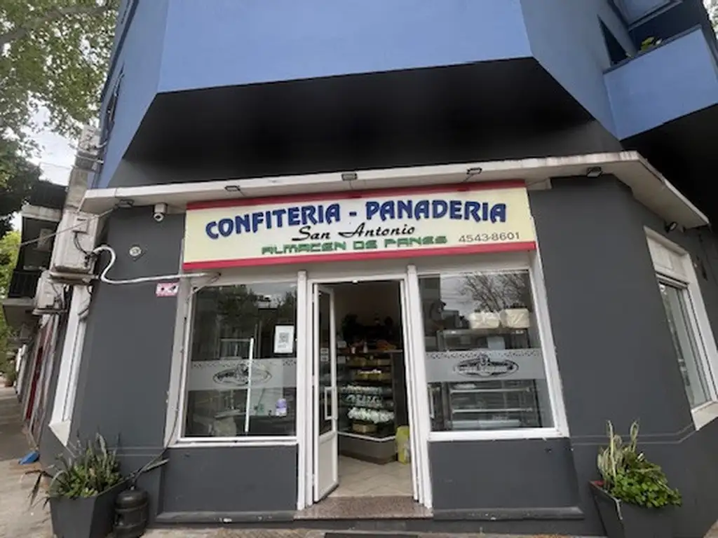 Excelente local en esquina de 100 M2 al frente y con Vidriera mas Fondo de Comercio (Panaderia)