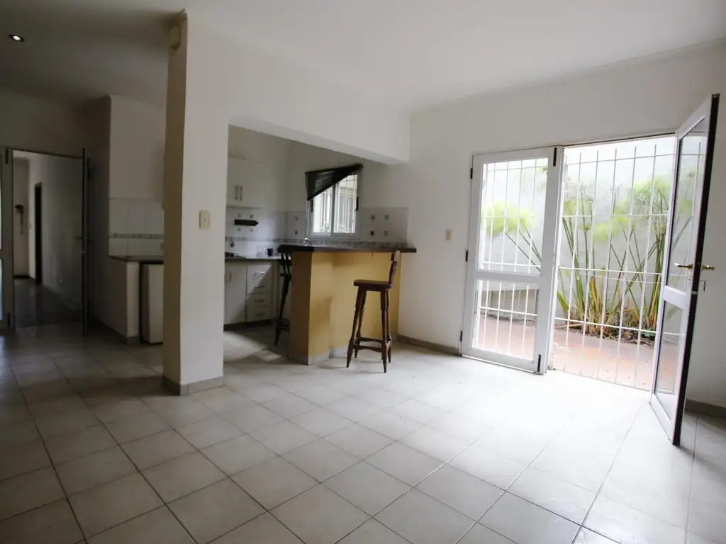 Casa en  venta de 5 ambientes. Con patio y garaje