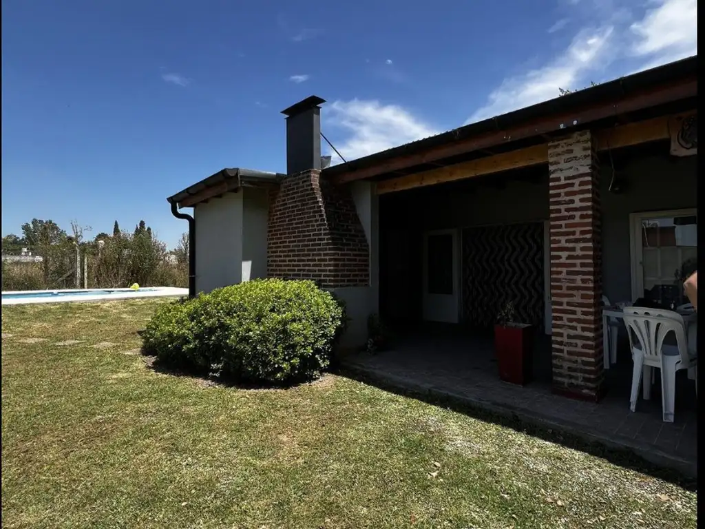 CASA EN VENTA ETCHEVERRY CON PATIO Y PILETA