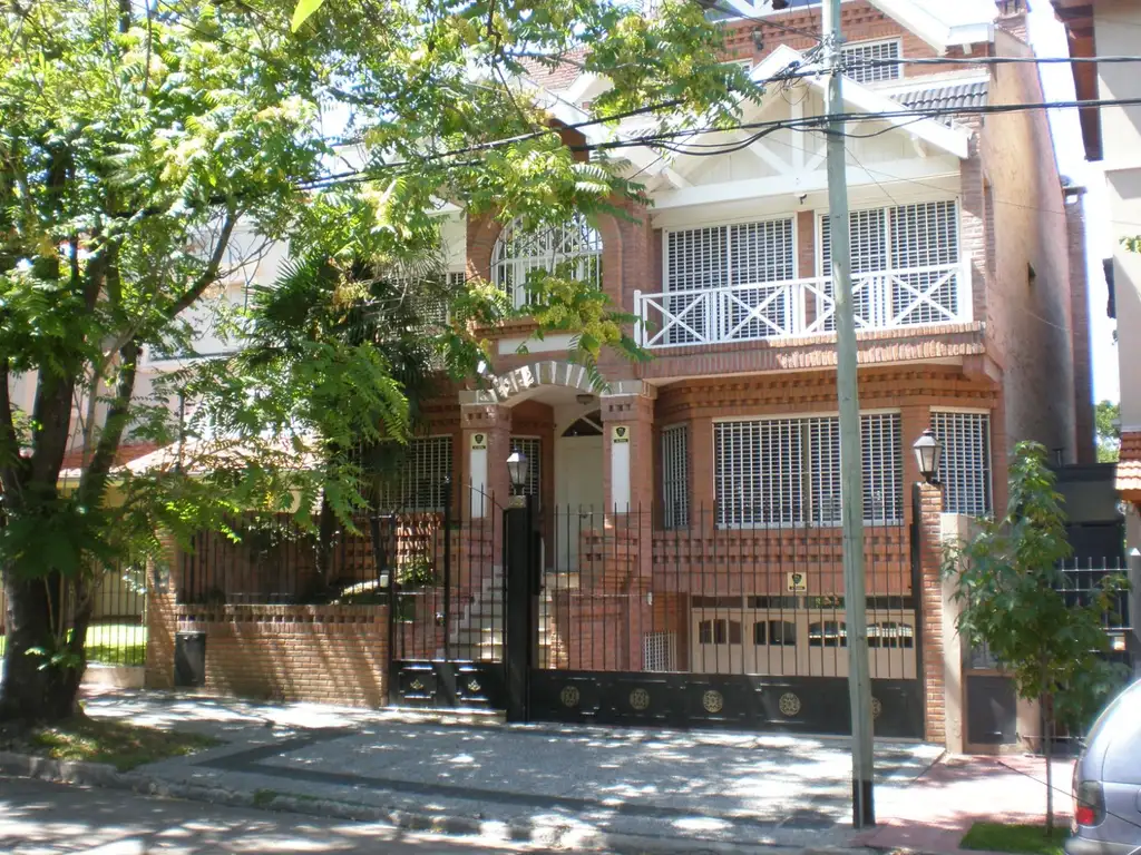 Casa en alquiler de 5 dormitorios c/ cochera en Martínez