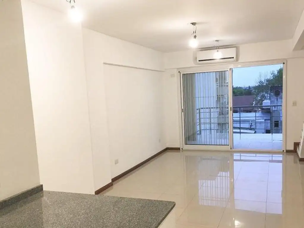 EXCELENTE 3 AMBIENTES EN DUPLEX COMO A ESTRENAR CON 2 BALCONES Y COCHERA CUBIERTA