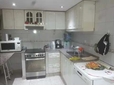 VILLA LUZURIAGA - A METROS DE DON BOSCO-DEPARTAMENTO 4 AMBIENTES- PISO DE GRAN CATEGORIA