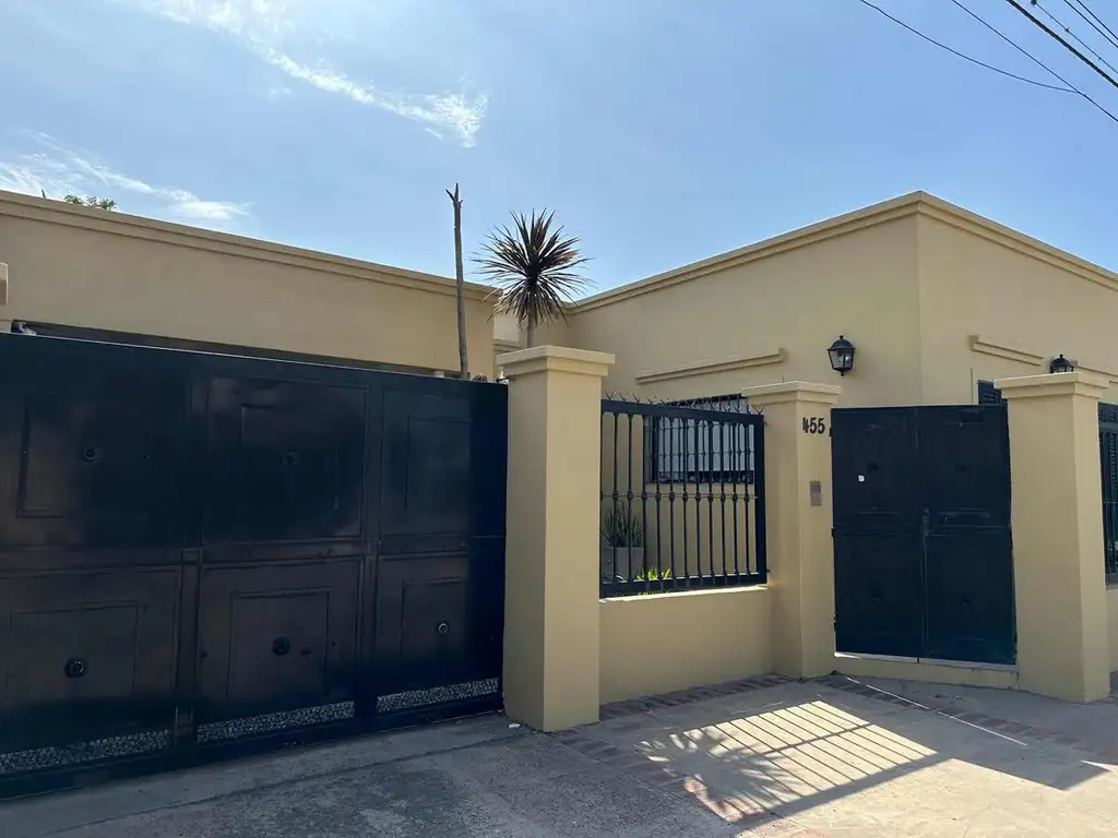 Casa en venta - 3 Dormitorios 1 Baño - 866,63Mts2 - Luján