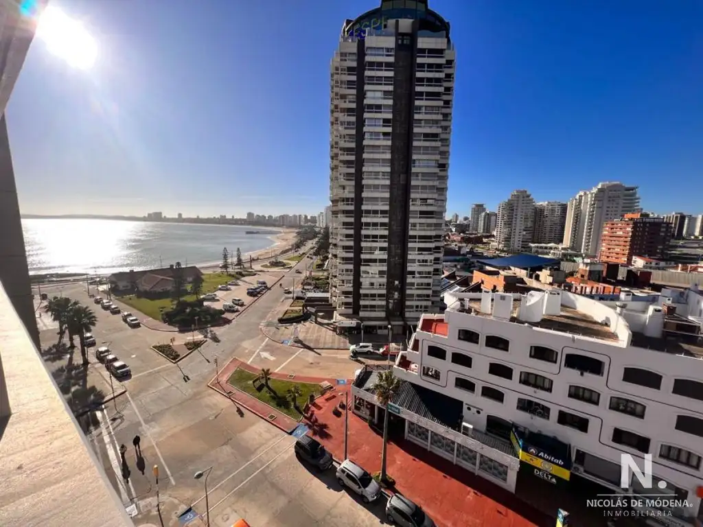 Apto en Peninsula a 1 cuadra de la playa mansa y a 2 de la playa Brava con excelente vista al mar. Consulte