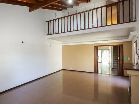 Venta casa 5 amb con cochera y fondo libre