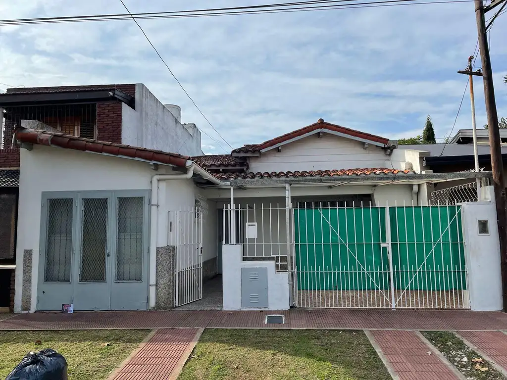 Casa en venta Tolosa, 2 dormi, cochera, parque, quincho, parrilla