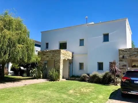 IMPECABLE CASA EN BARRIO PRIVADO EL CENTAURO EN VENTA - Foto 0