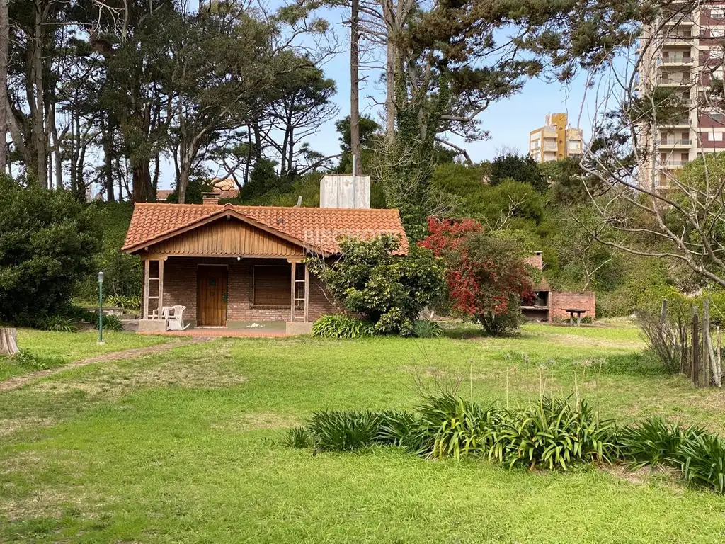 AMPLIO TERRENO CON DOS CASAS, TODOS LOS SERVICIOS