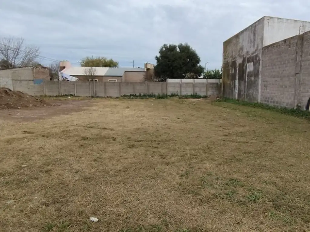 Se vende lote de 409m2 en Av. Neuquén al 300