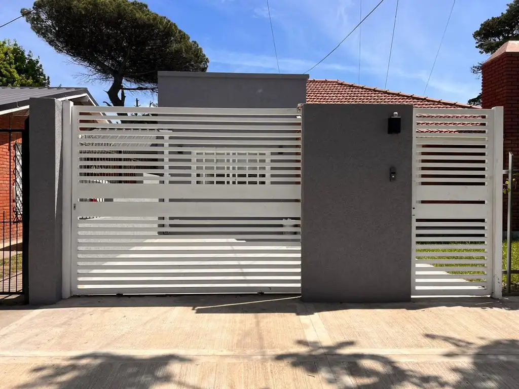 VENTA CASA 4 AMB. RECICLADA A ESTRENAR CON PARQUE