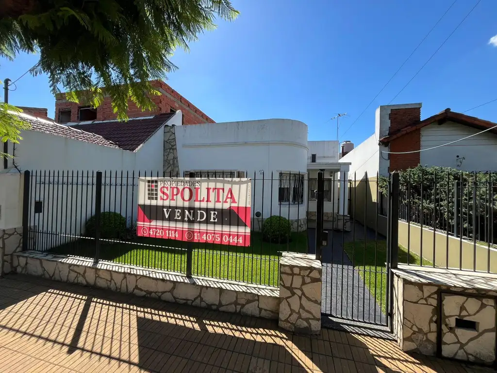 Casa en lote propio a la venta de 3 ambientes con gran jardin al frente y fondo libre parquizado