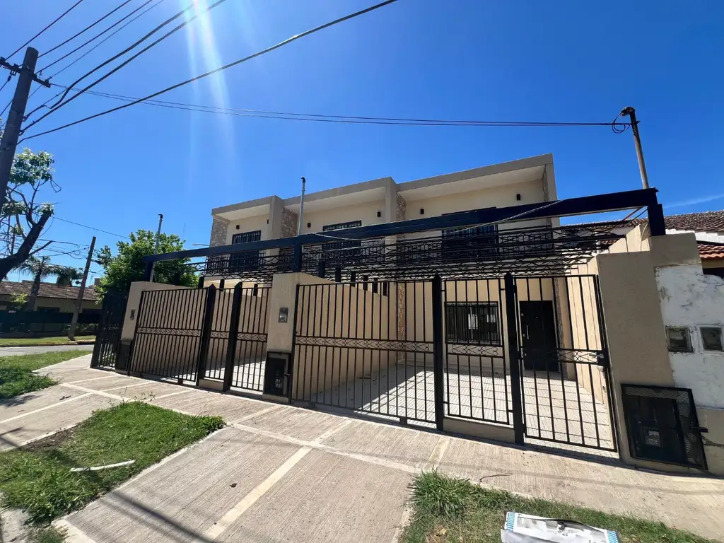 VENTA DE TRIPLEX 3 DORMITORIOS CON VENTA ITUZAINGO