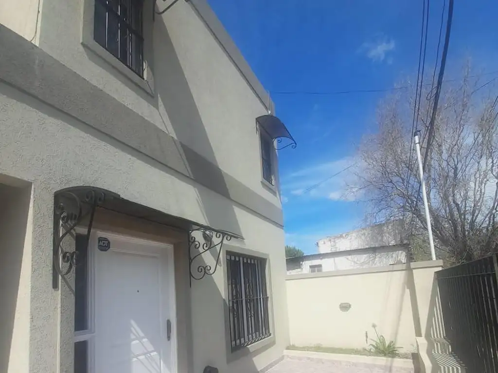 Casa en venta - 2 Dormitorios 2 Baños - 85Mts2 - Lobos