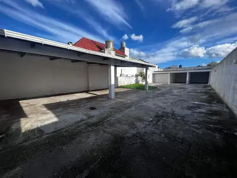 Excelente lote con mejoras, pavimento, cocheras cubiertas. - Foto 0