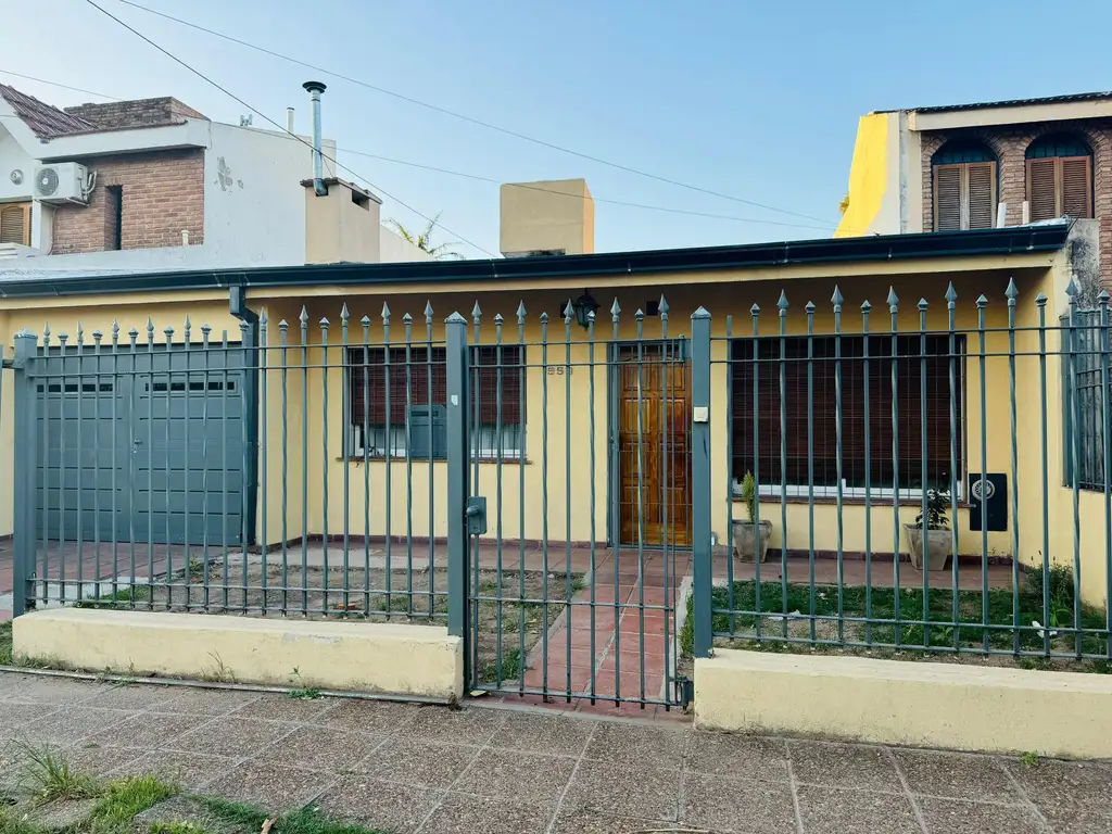 VENTA CASA 2 DORM PATIO COCHERA RES VELEZ SARSFIEL