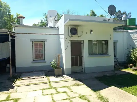 Casa en venta - 2 Dormitorios 1 Baño - Cochera - 302Mts2 - Berisso