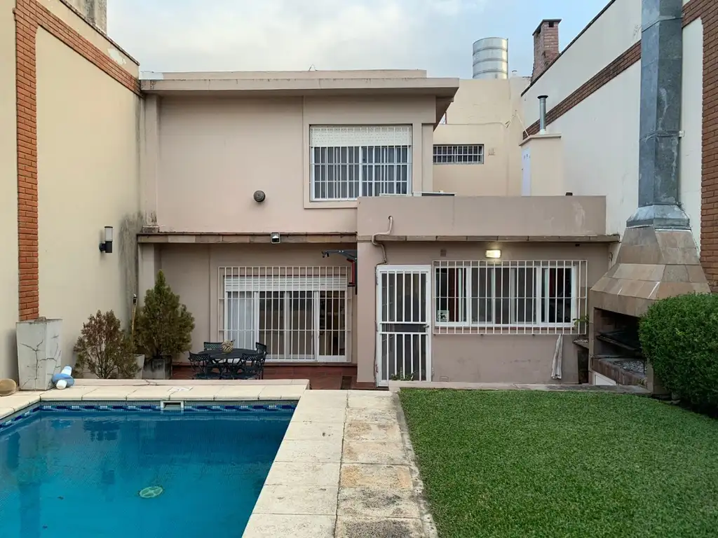 CASA DE 4 AMB SOBRE LOTE DE 8.66 X 26 MTS, CON GARAJE, FONDO Y PILETA, FLORESTA SUR.