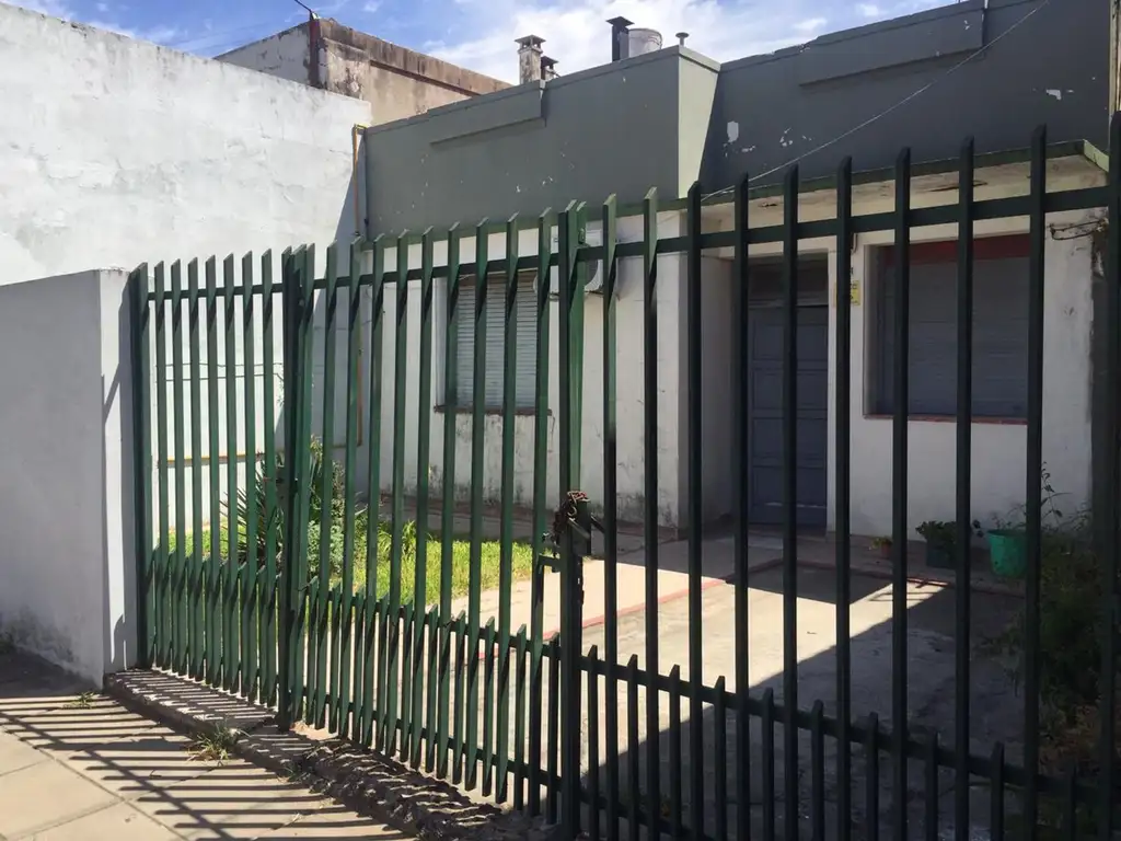 CASA SOBRE LOTE PROPIO  IDEAL DOS FAMILIAS