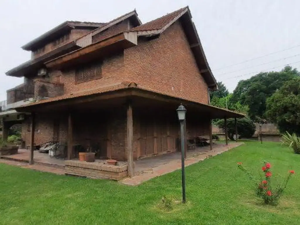 Venta de Casa tipo Chalet 8 Ambientes en  Ituzaingó