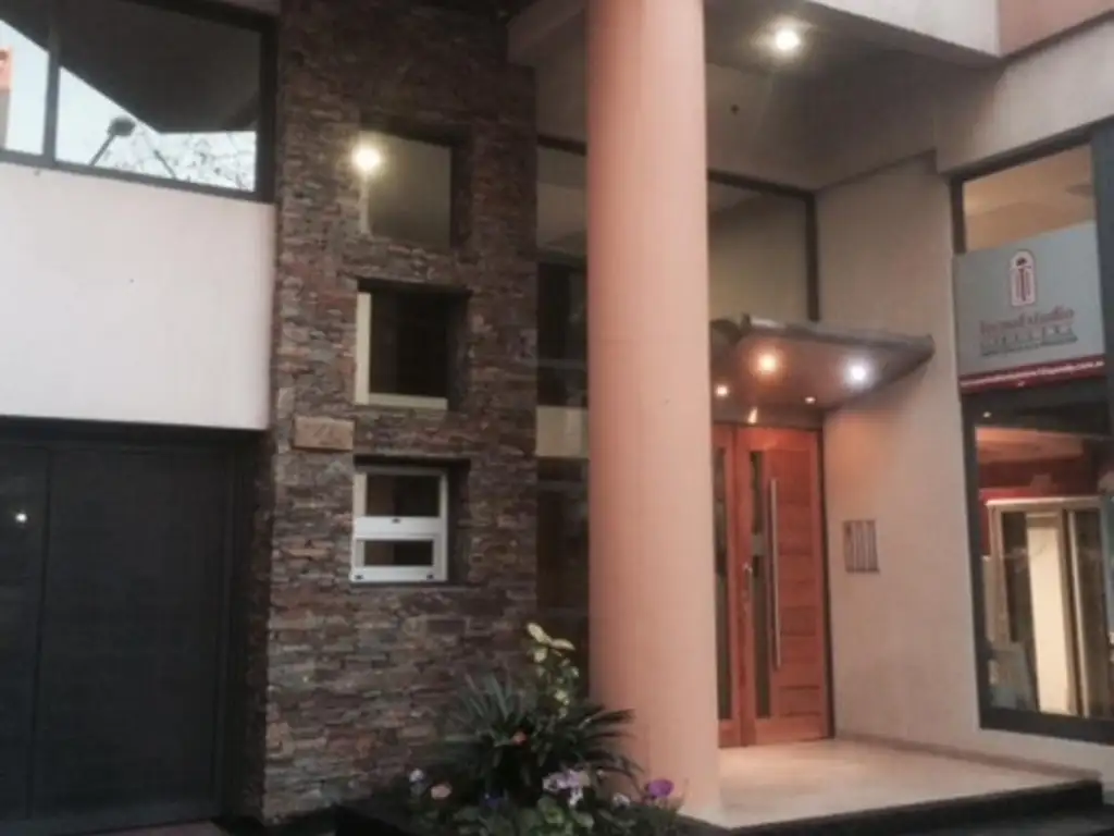 Excelente departamento de 3 ambientes con cochera Quilmes centro