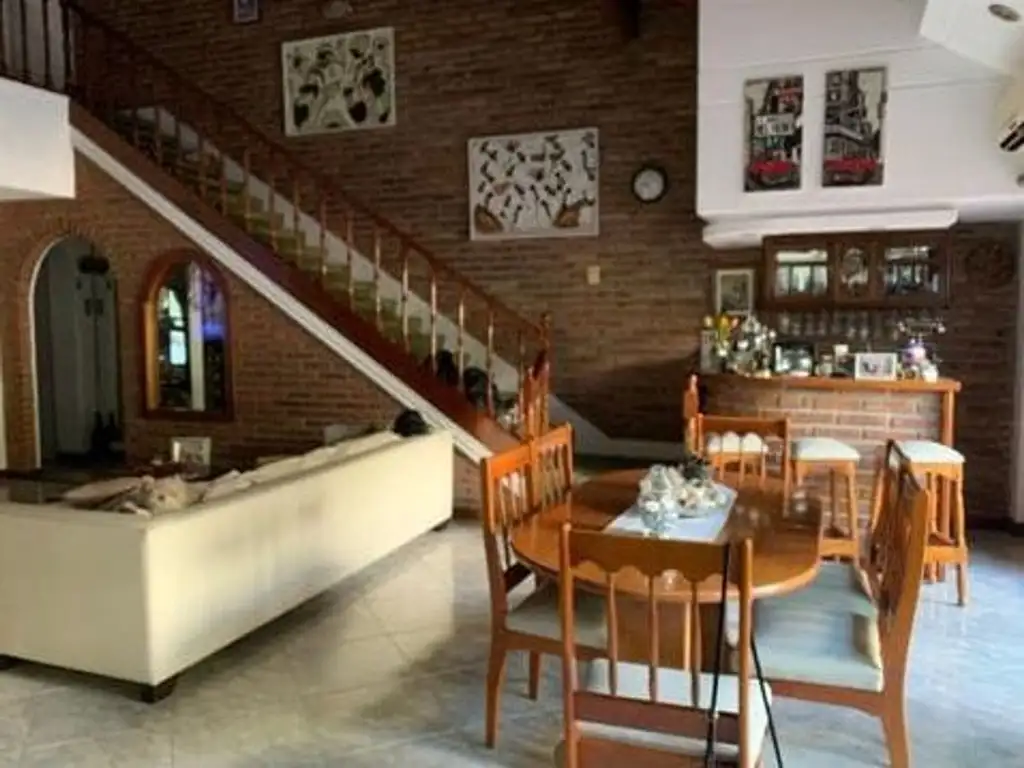 VENTA DE CASA 4 AMB COCHERA  LANUS ESTE