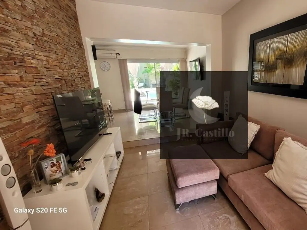 Casa de 4 ambientes a la venta con cochera en Villa San Andrés