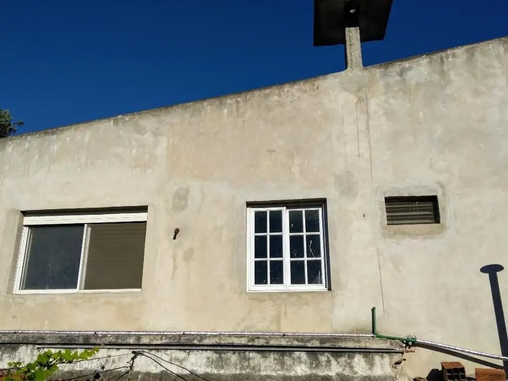 Casa en venta - 4 dormitorios 2 baños - patio - 130 mts2 - Luis Guillon