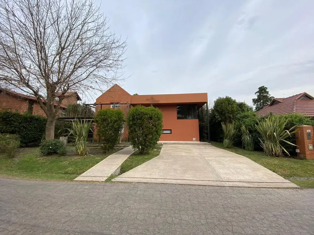 VENTA CASA DE CATEGORÍA en COUNTRY CLUB LOS CARDALES - PERMUTA Y FINANCIA