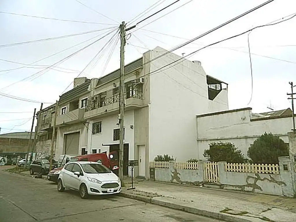 CONFORTABLE DEPARTAMENTO TIPO CASA DE 4 AMBIENTES EN PRIMER PISO POR ESCALERA. SIN EXPENSAS.