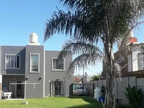 VENTA CASA EN PASO DEL REY EN 2 PLANTAS O PERMUTA POR PROPIEDAD EN ITUZAINGO ESCRITURA Y PLANOS