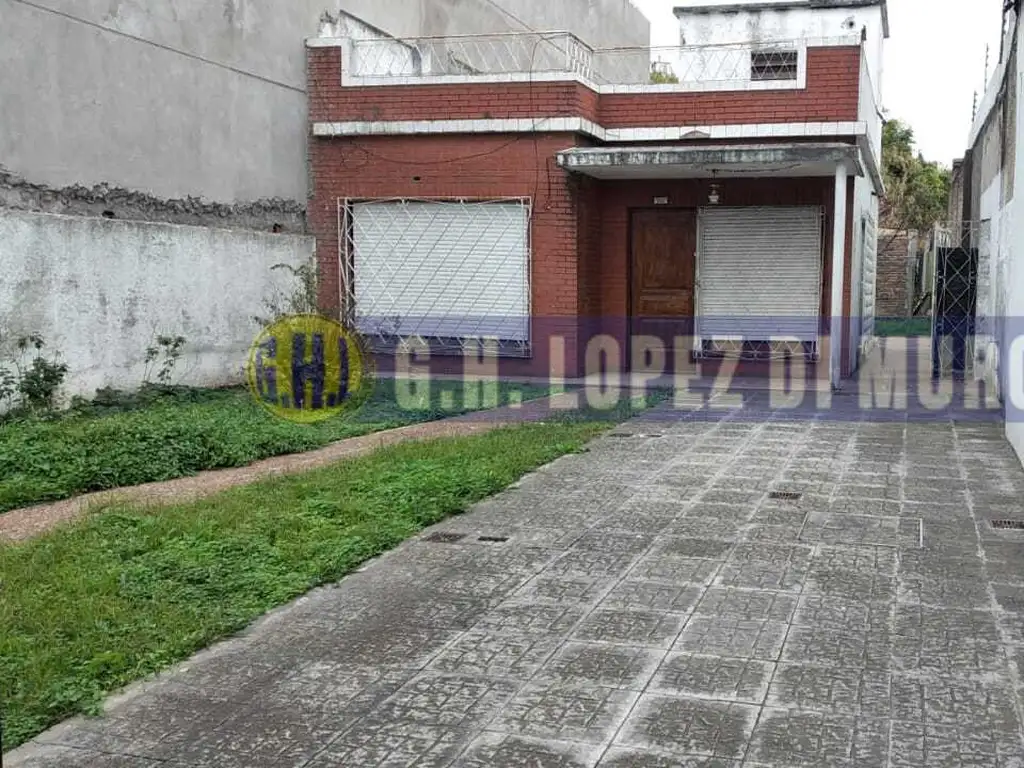 CASA 3 AMB CON JARDIN, GARAGE PARA VARIOS AUTOS Y TERRAZA X T/SUPEFICIE CON CUARTO GUARDA UTILES