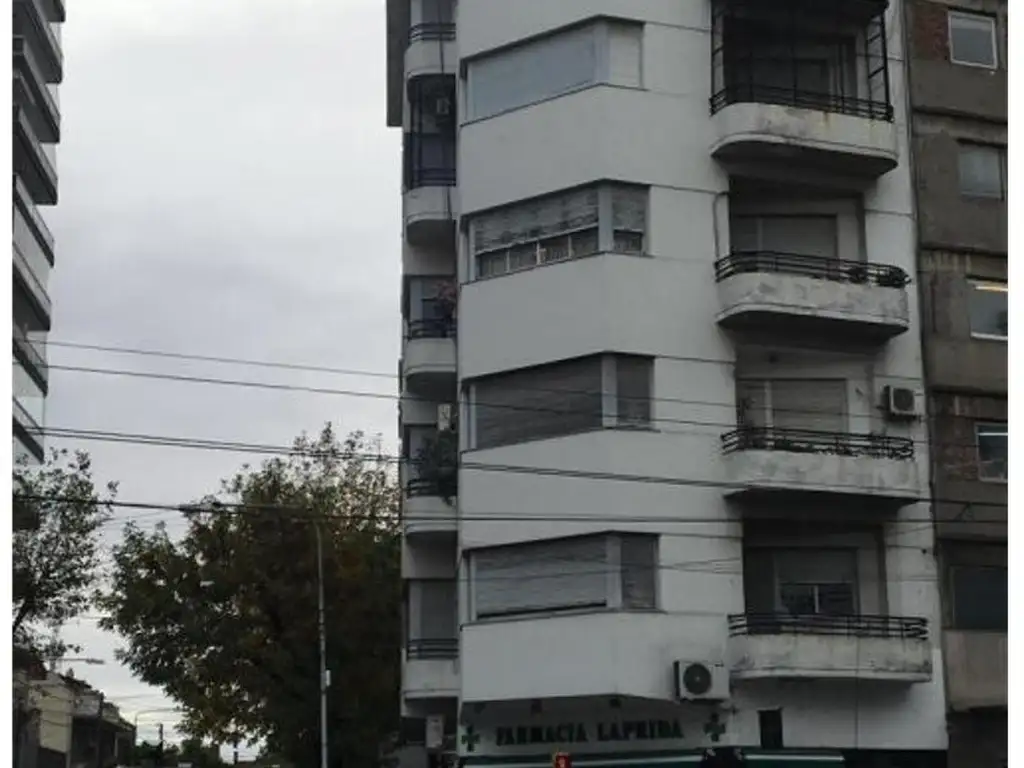 Semipiso de 3 ambientes en edificio histórico de Avellaneda,