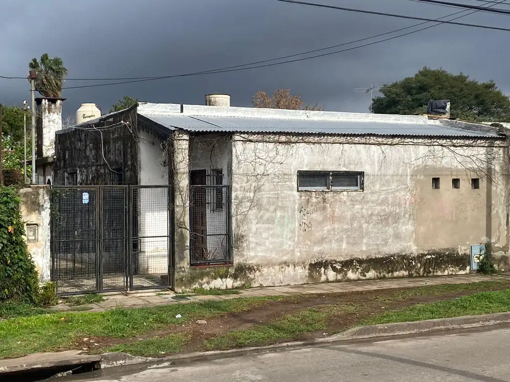 Casa a reciclar en  centro de escobar