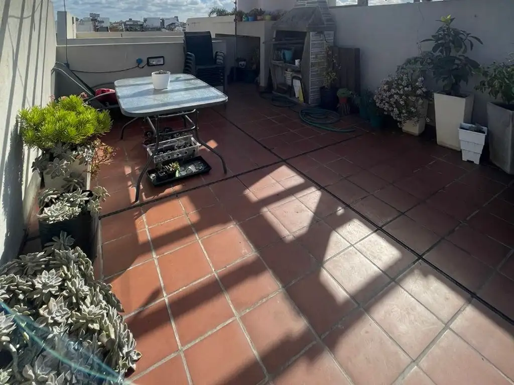 2 AMBIENTES CON TERRAZA PROPIA EN DUPLEX , DOS BAÑOS Y COCHERA