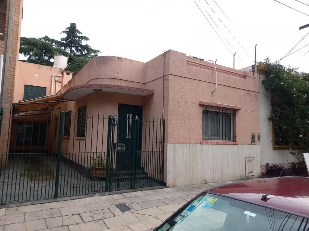 Casa de 4 Ambientes con Cochera a m Avda Santa Fe