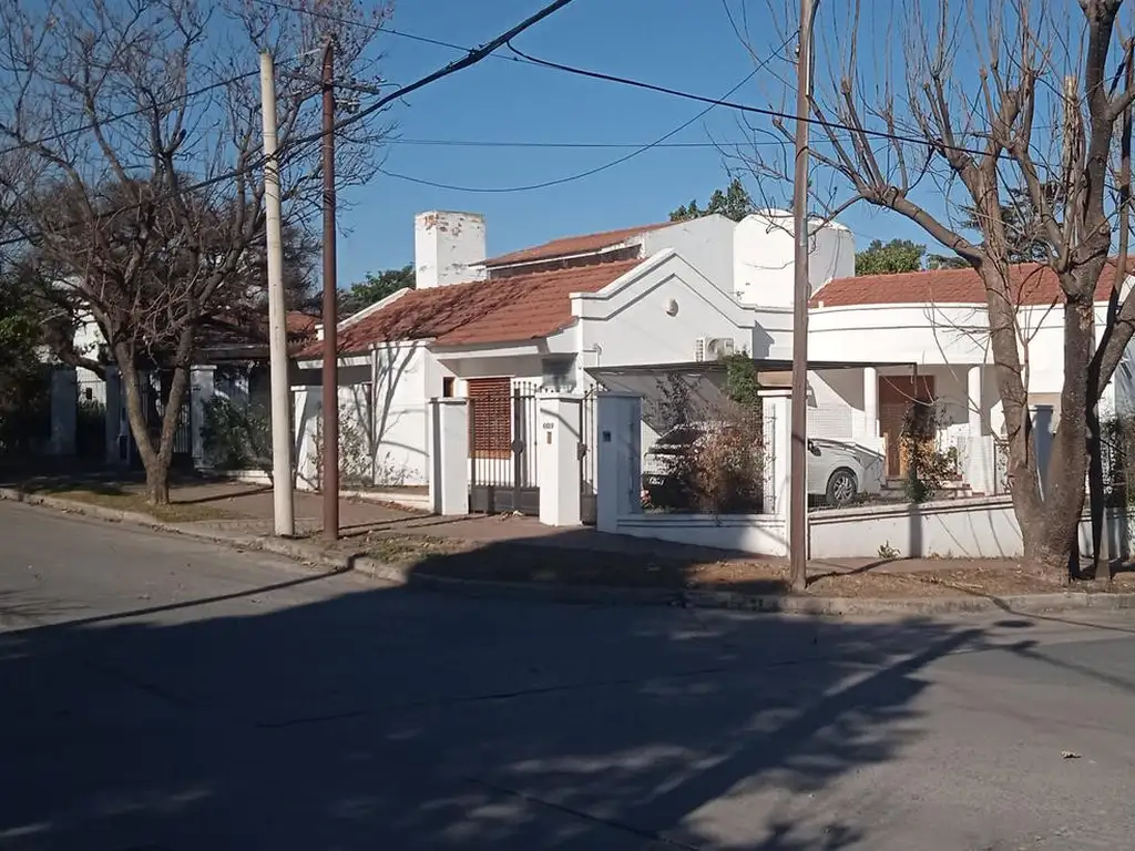 Hermosa Casa Esquina en Venta de 3 dormitorios y 2 baños en Arguello Residencial Pegado a Villa Belg