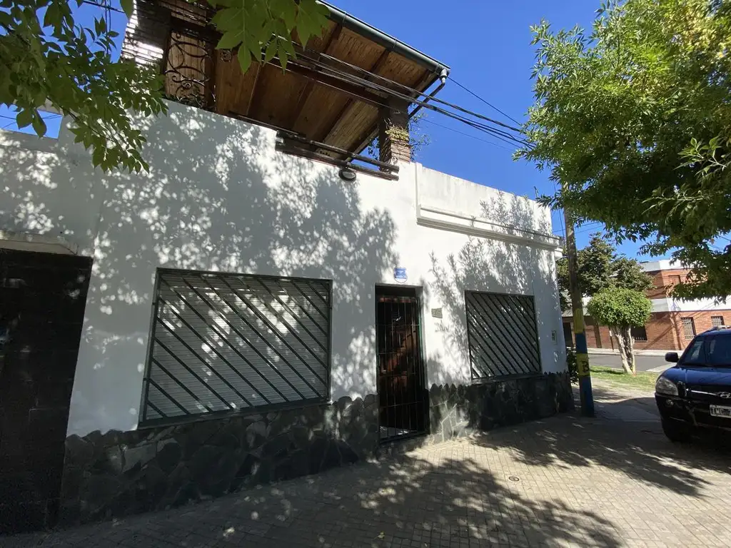 Casa dos dormitorios con patio, terraza y quincho Pichincha