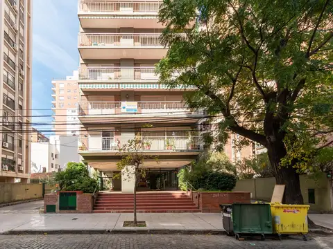 COMODO SEMIPISO CON COCHERA Y BAULERA EN PLENO CENTRO DE SAN ISIDRO.