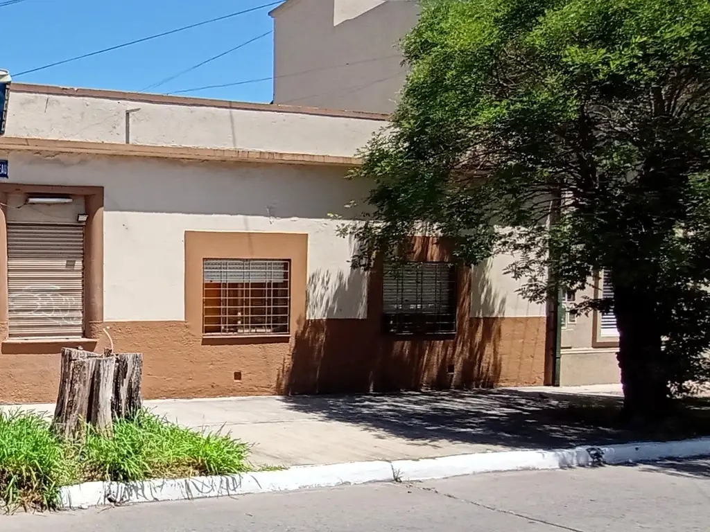 Casa Multifamiliar, lote con dos viviendas y un local en Ramos Mejía.