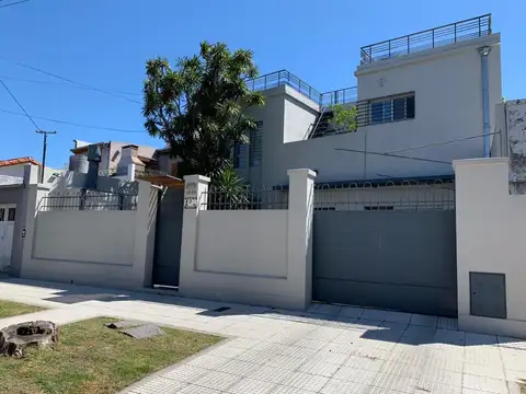 Bosch 1800. Casa de 4 ambientes en venta. Banfield - Foto 0