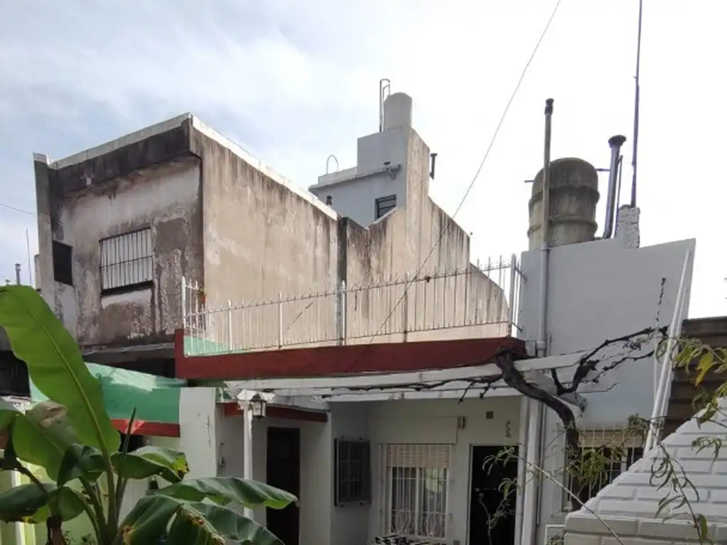 Casa de 3 amb. con 2 patios, parrilla, terraza de toda la superficie y local al frente. Lote propio