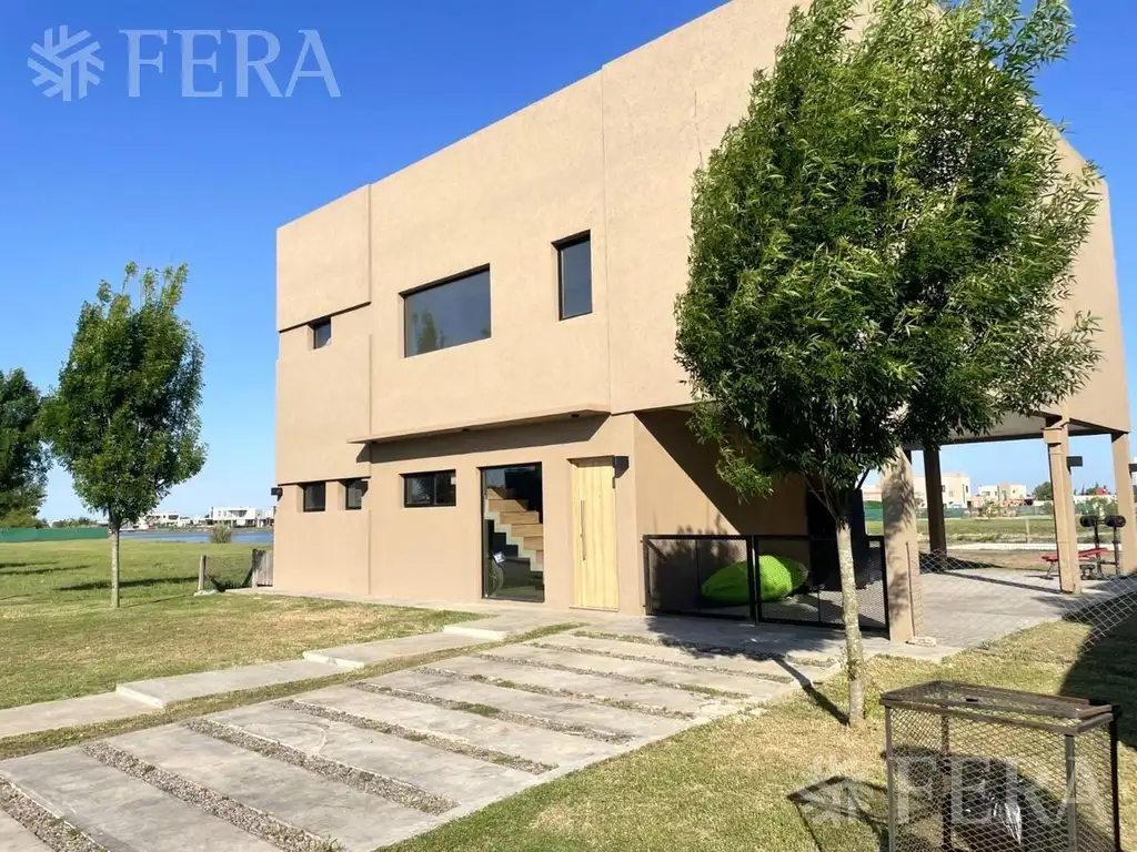 Venta de Casa 4 ambientes con galeria y fondo en Magallanes en Berazategui