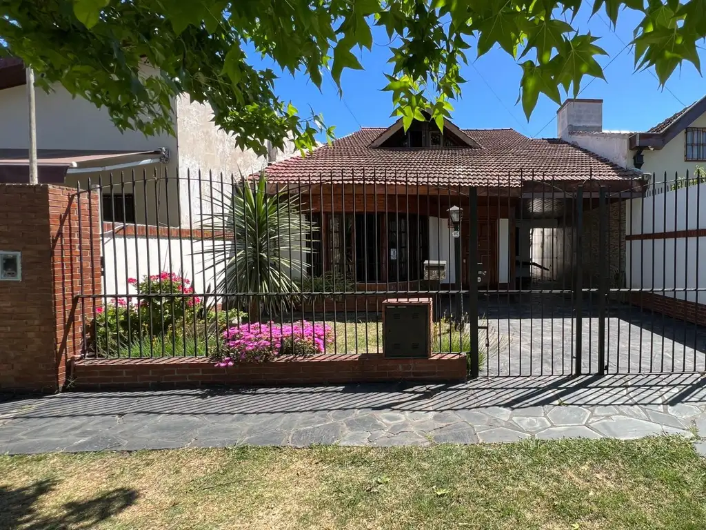 Casa venta Ituzaingo tres dormitorios piscina