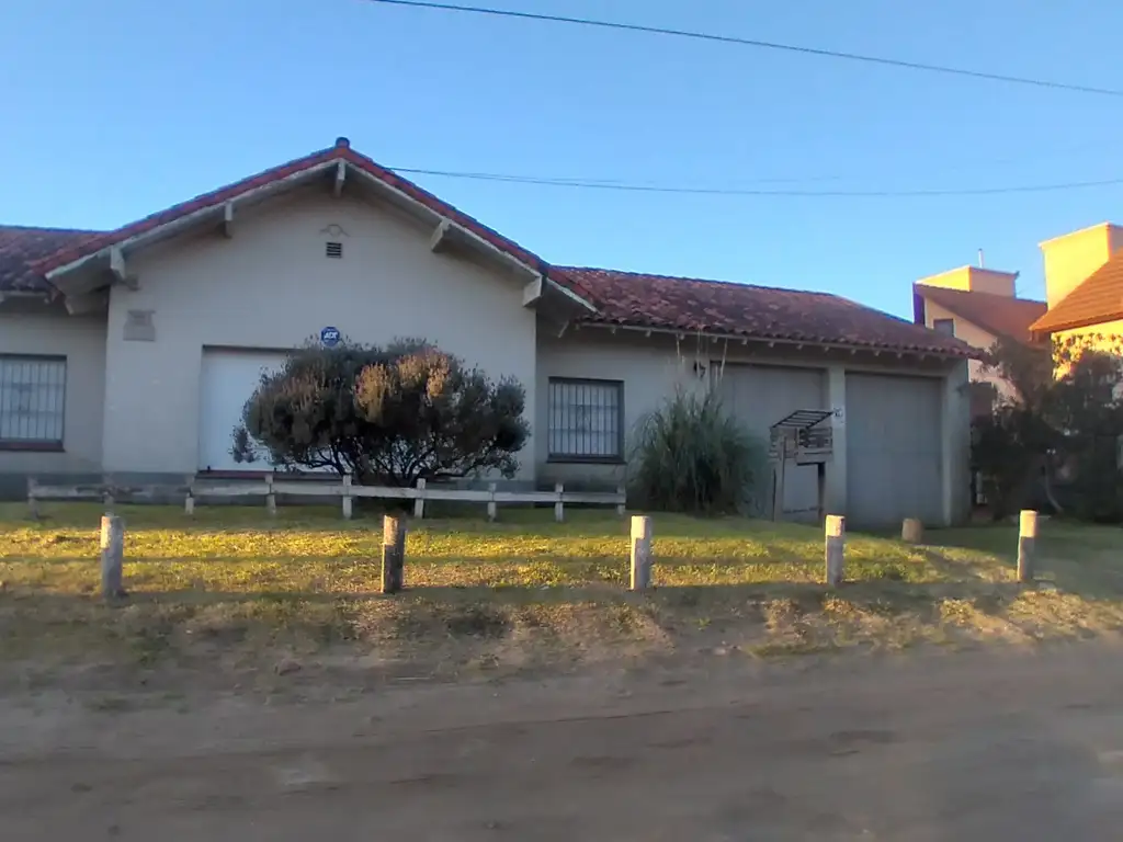 En Venta Casa en PH, p. 116 e/ 2 y 3, Villa Gesell, Zona Centro.-